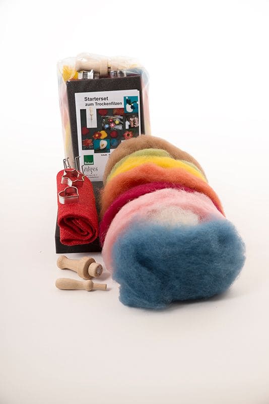 Packungsinhalt des Startersets zum Trockenfilzen mit bio Wolle (kbT) auf weißem Untergrund