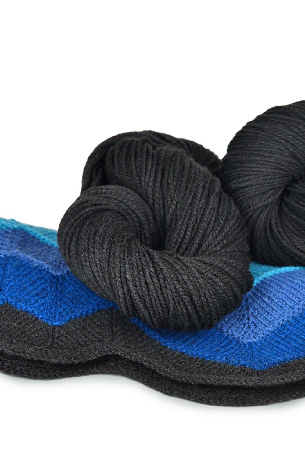 anthrazitgraue dünne Finkhof Merinowolle aus bio Wolle (kbT) mit blau grauem Strickstück