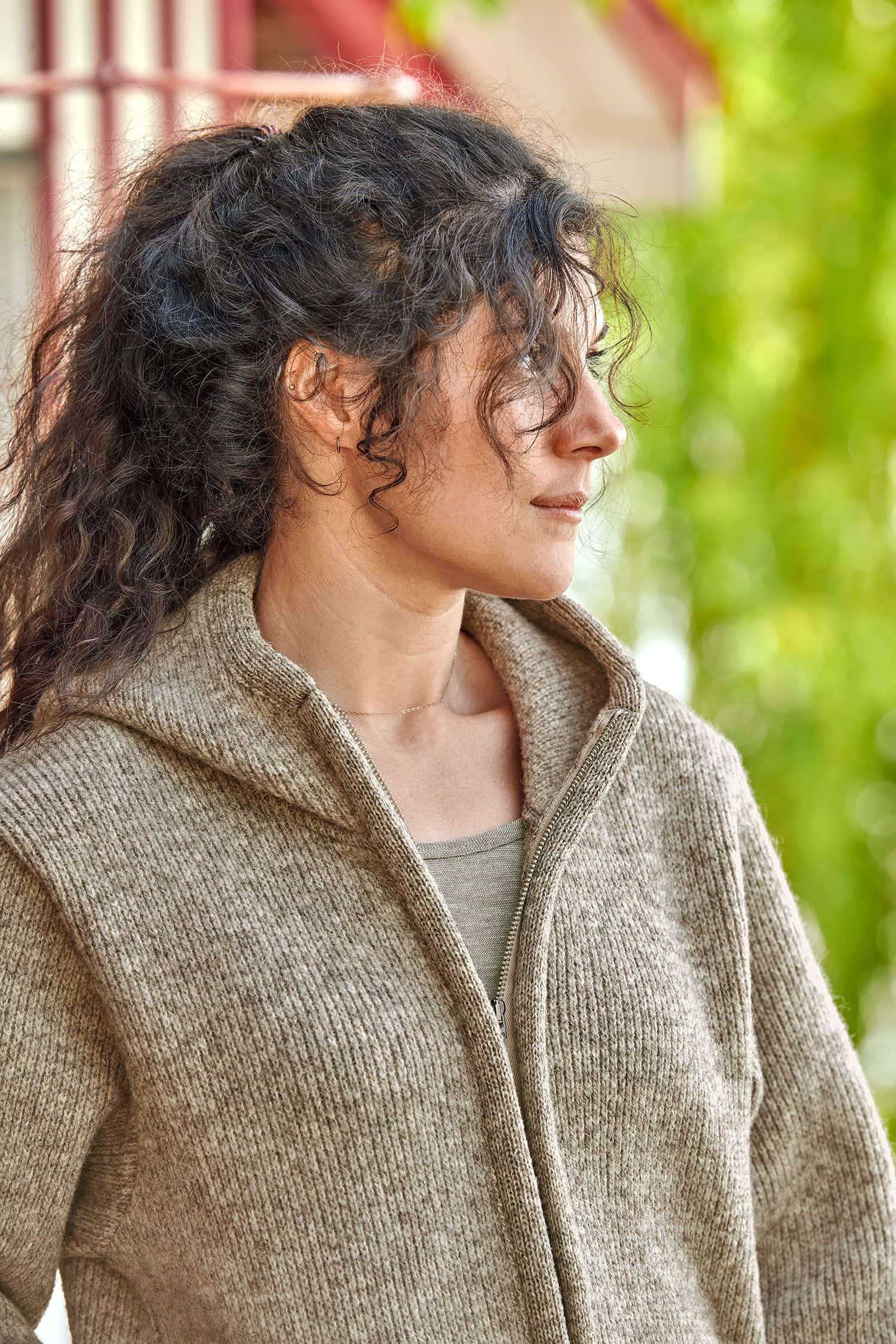 Frau trägt eine graue Kapuzenjacke vom Finkhof aus Walkstoff mit bio Wolle (kbT) vom Finkhof