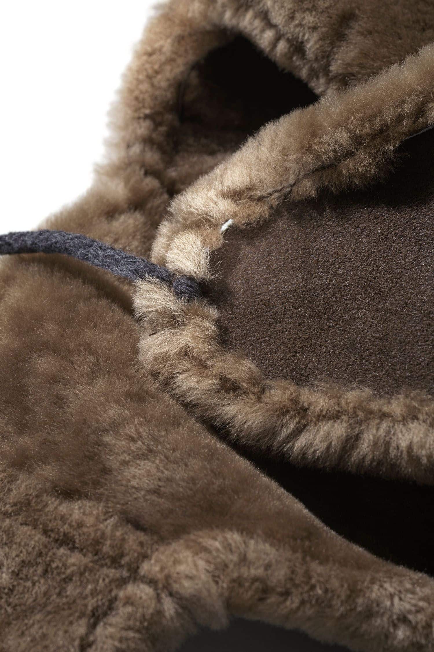 Detailansicht von brauner Fellmütze aus Schaffell vom Finkhof