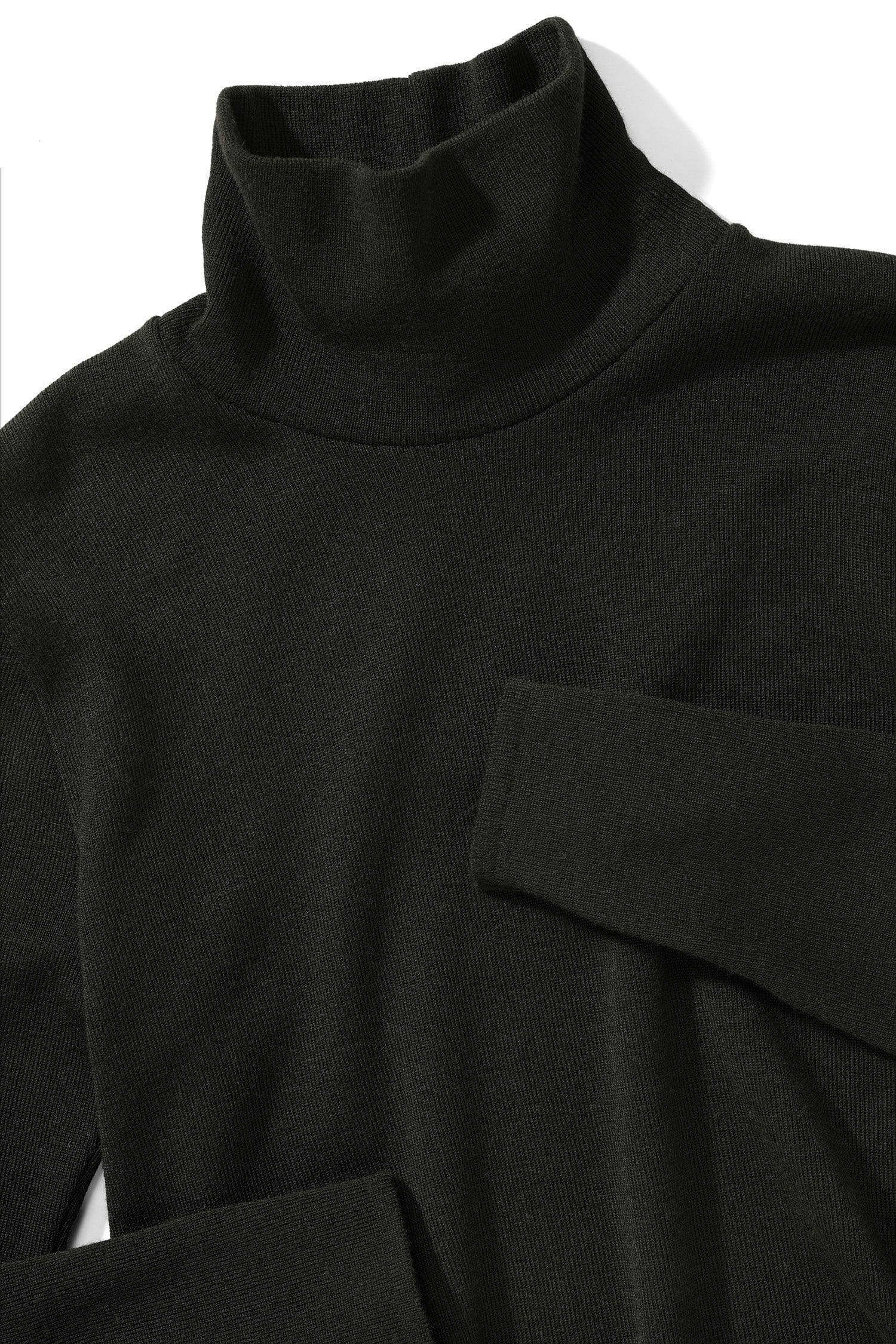 Detailaufnahme vom Kragen des schwarzen Rollkragenpullis aus bio Merinowolle (kbT) vom Finkhof
