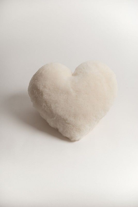 großes weißes Finkhof Herzkissen aus pflanzlich gegerbtem Schaffell, Freisteller