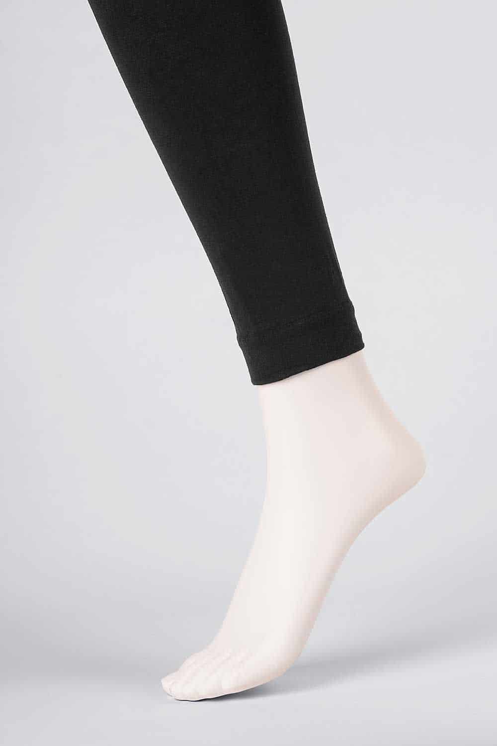 Beinabschluss von schwarzer Feinleggings aus bio Baumwolle (kbA) und Elasthan vom Finkhof