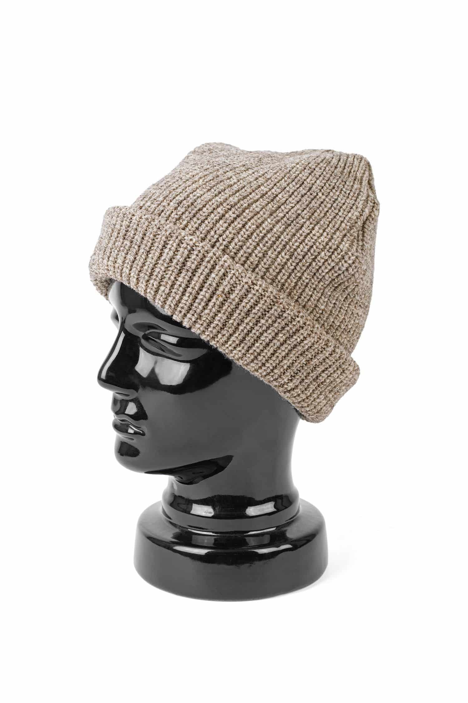 graue Finkhof Mütze aus bio Wolle (kbT) auf schwarzem Puppenkopf