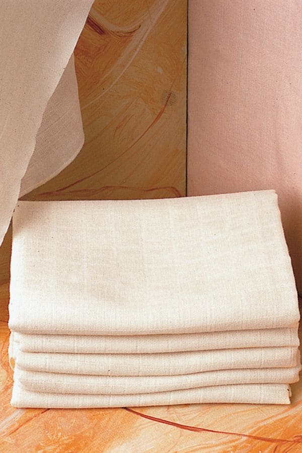 Mullwindel (kbA) 80 x 80 cm Fünf Mullwindeln aus Bio-Baumwolle (kbA) auf Badezimmerablage – 80cm×80cm, IVN BEST & Ecocert zertifiziert, vom Finkhof