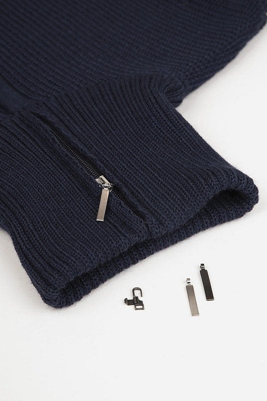 Ersatz-Zipper Ersatz Zipper für Reißverschlüsse an blauem Strickpulli mit Kragen, daneben liegen weitere Zipper