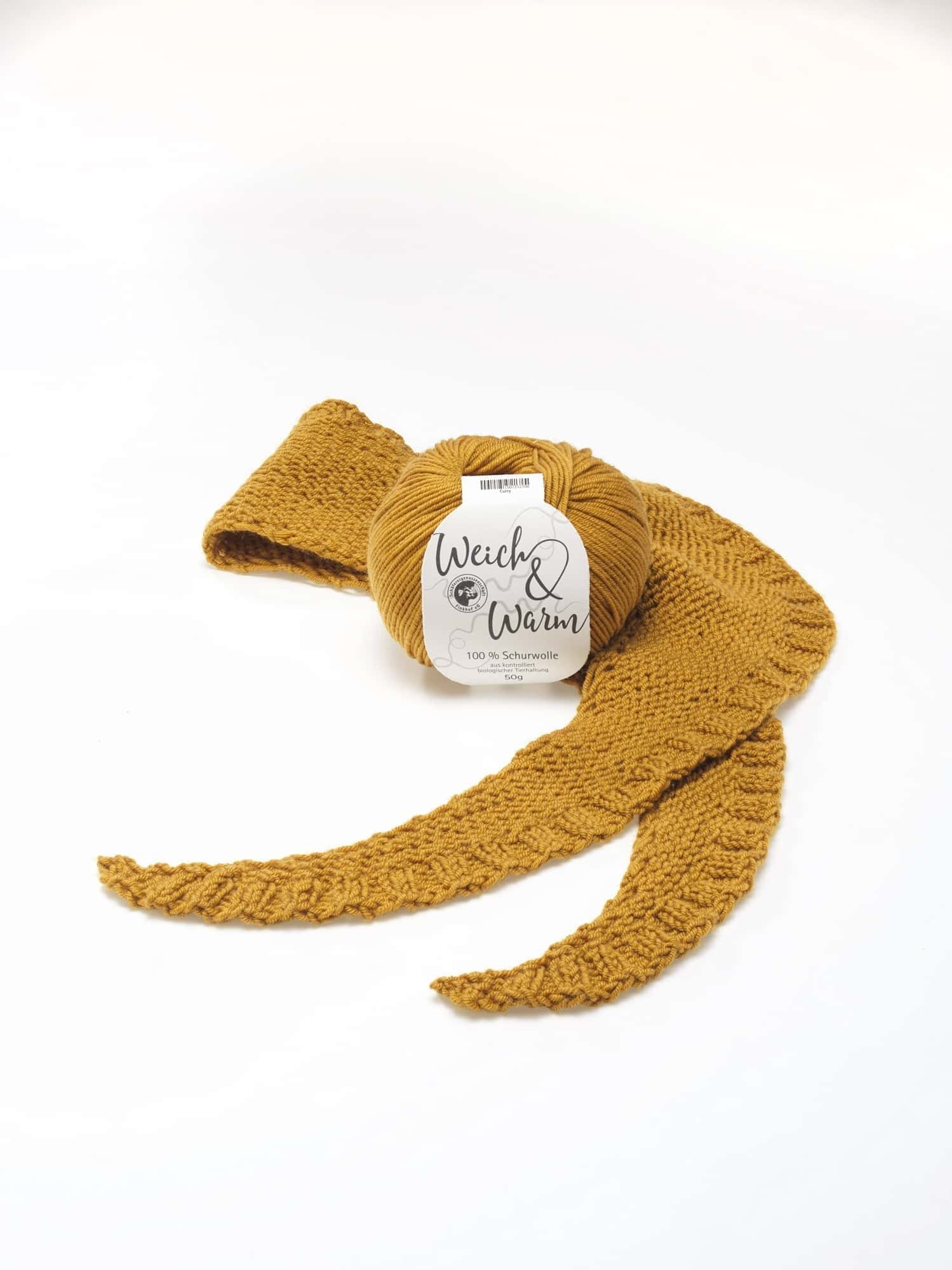 Currygelbe Merinowolle weich und warm aus Bio-Wolle vom Finkhof mit kleinem gestrickten Schal