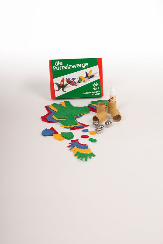 Packungsinhalt der Bastelpackung Purzelzwerge vom Finkhof mit bio Wolle (kbT) und Zubehör auf weißem Untergrund