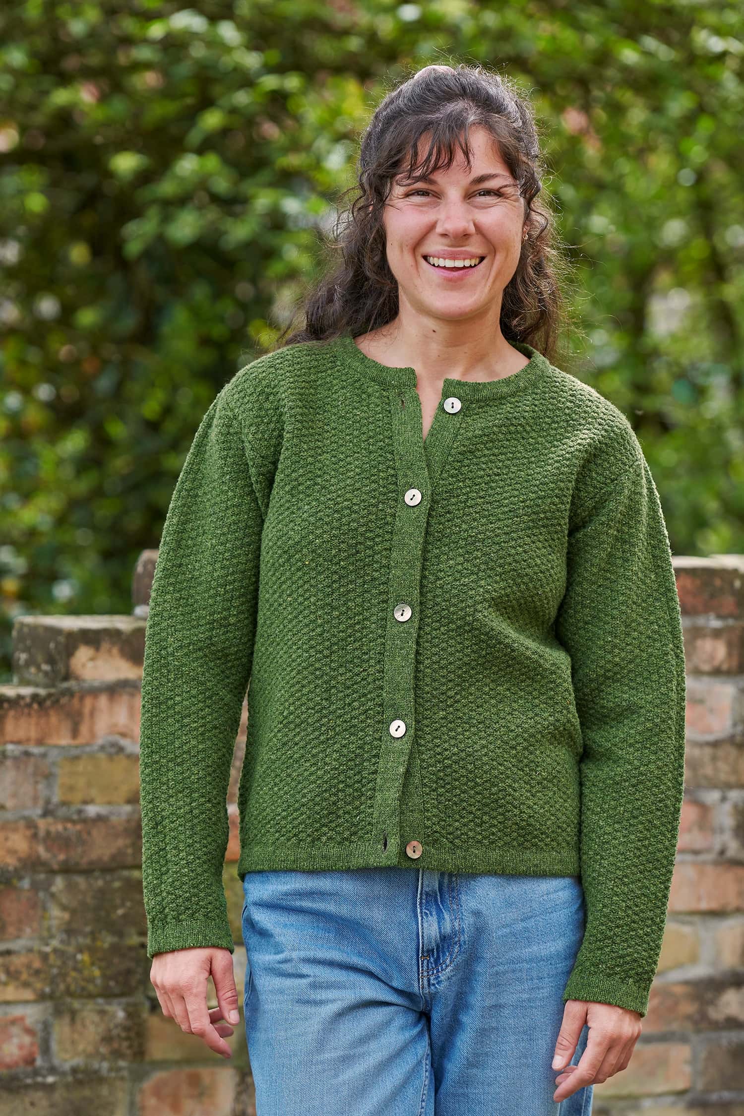 Finkhof-Strukturjacke aus reiner Bio-Schurwolle lachende Frau trägt grüne Strukturjacke vom Finkhof aus Bio-Schurwolle