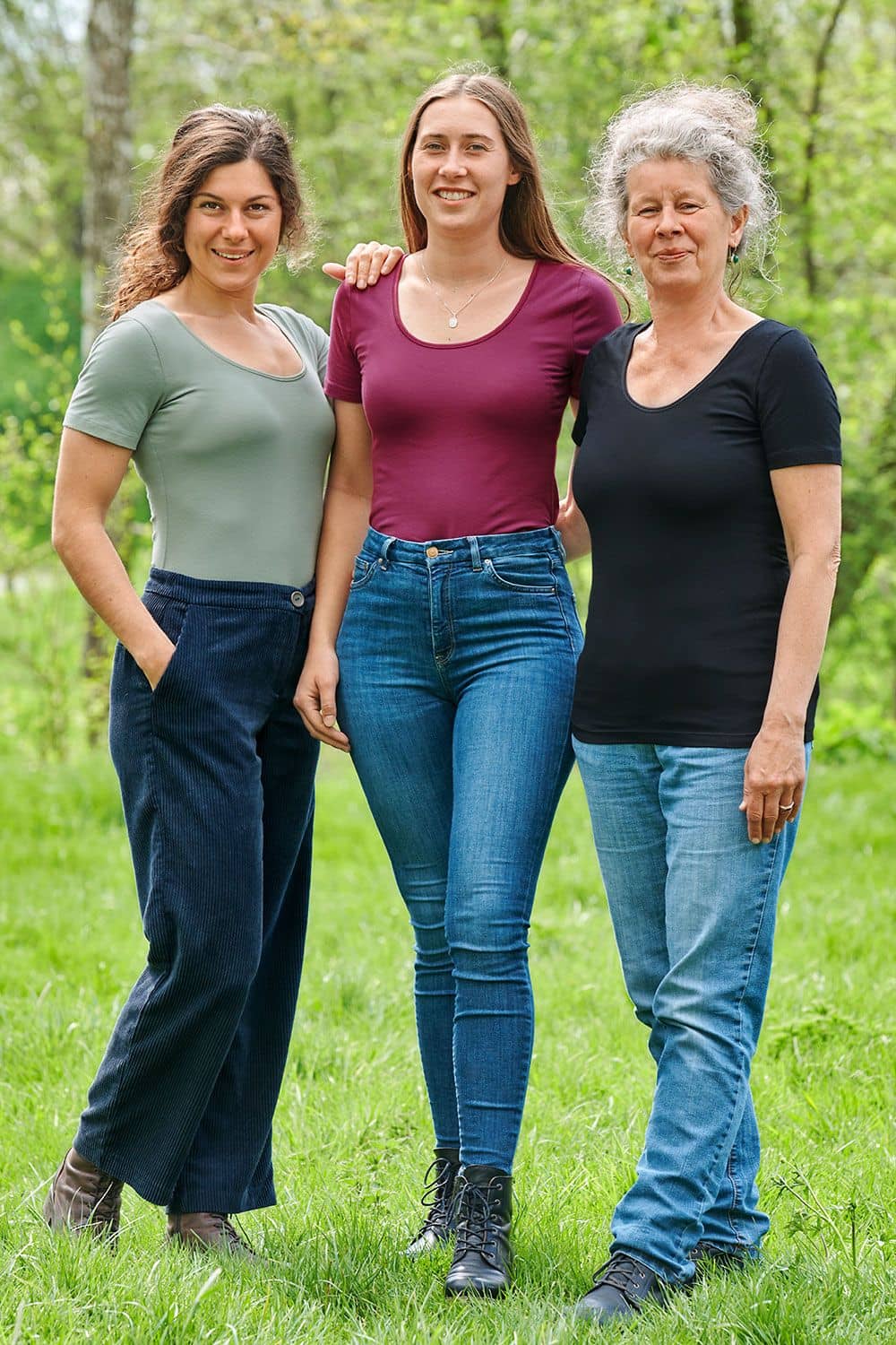 Baumwoll-Kurzarmshirt Kurzärmeliges Baumwollshirt aus bio Baumwolle (kbA) und Elasthan mit Rundhalsausschnitt getragen auf Wiese