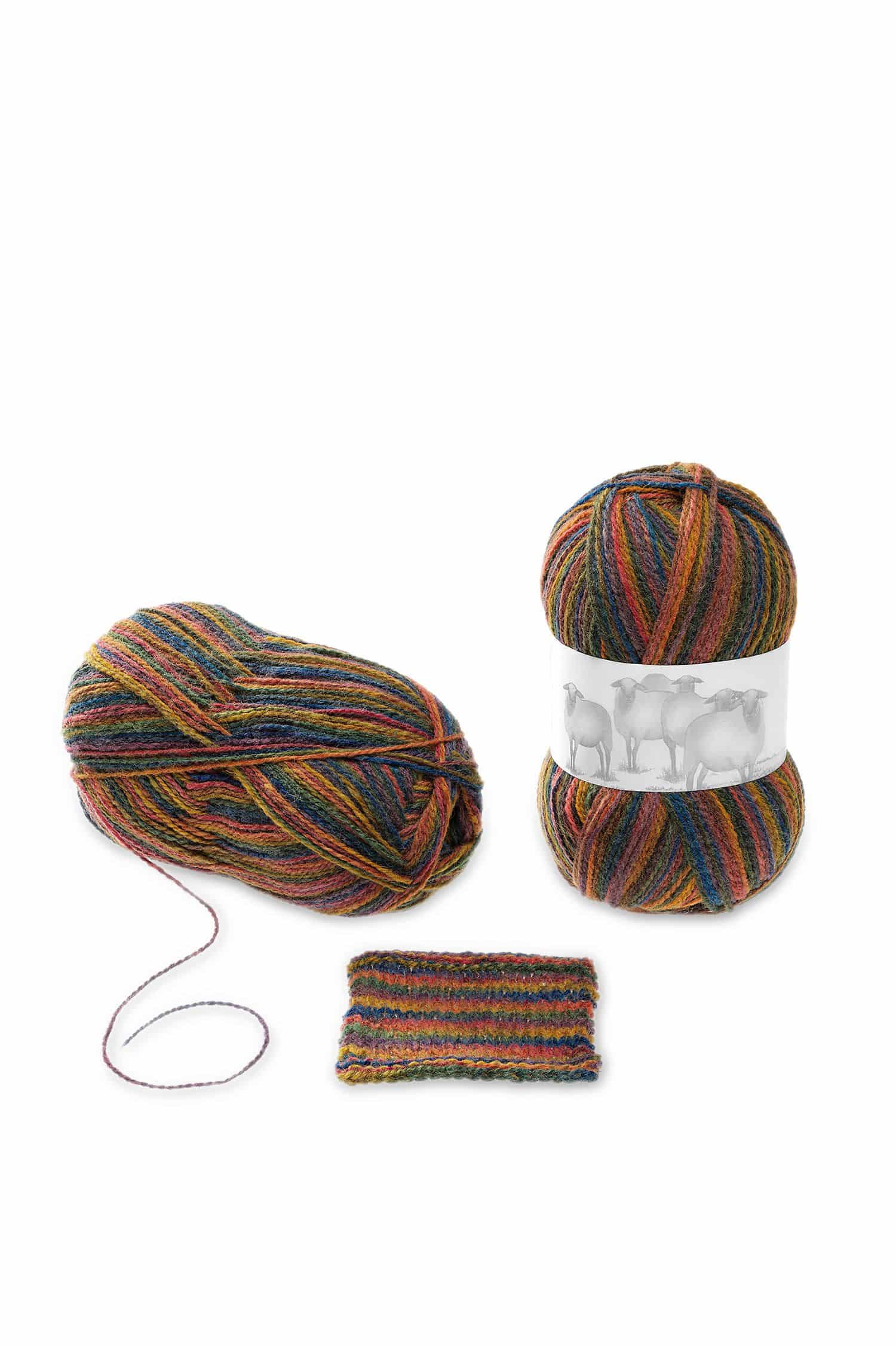 dünne Finkhof Merinowolle aus bio Wolle (kbT) mit Regenbogenfarbverlauf als Knäul mit Strickstück