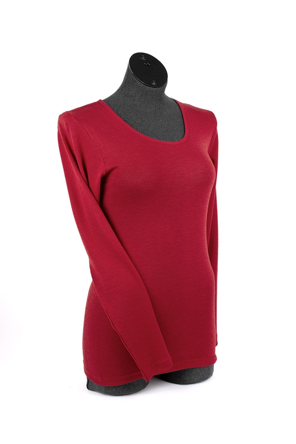 rotes unifarbiges Langarmshirt aus bio Wolle (kbT) und Seide an Schneiderpuppe