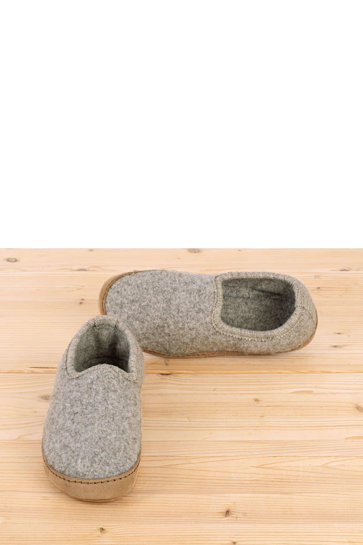 hellgraue Finkhof Hausschuhe aus bio Wolle (kbT) und pflanzlich gegerbtem Leder auf Holzboden von Vorne und Innen zu sehen