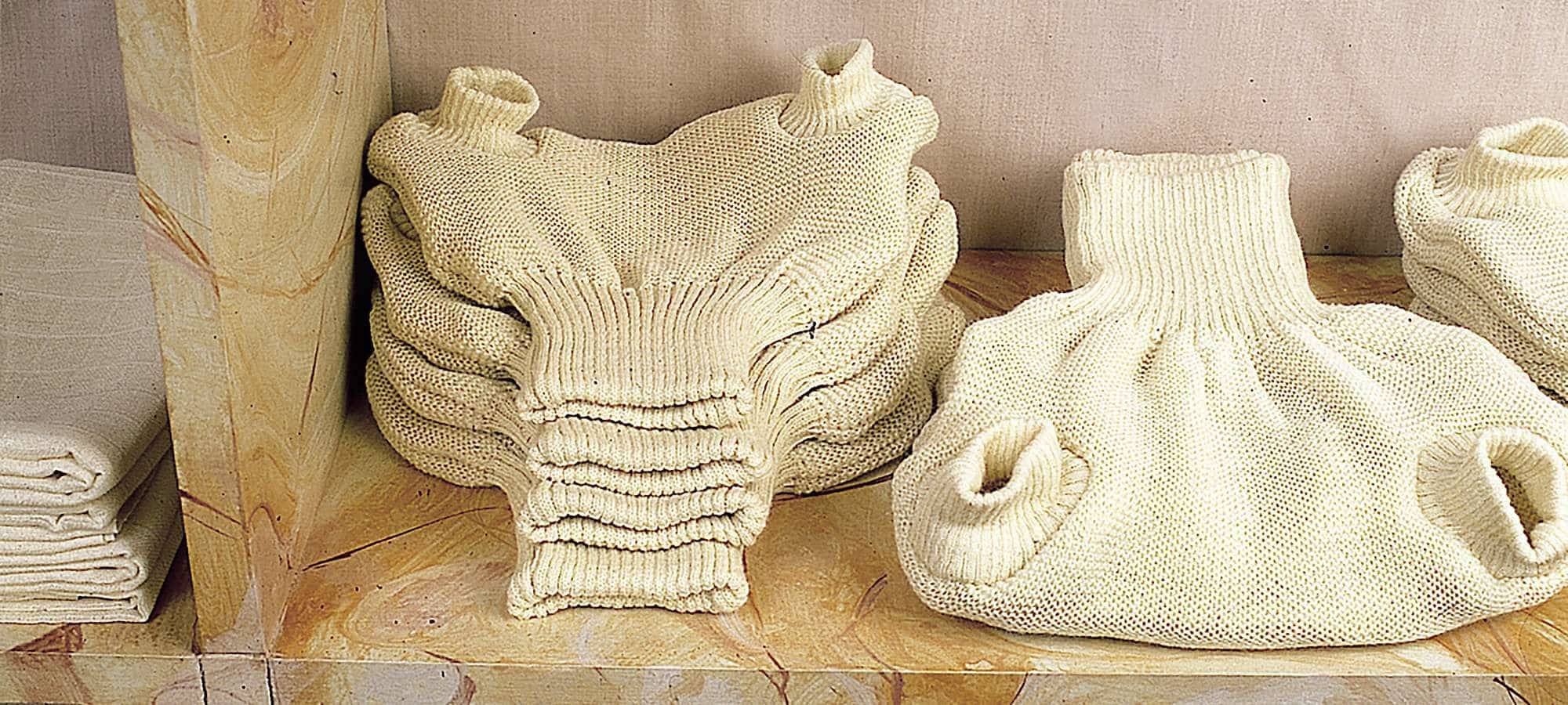 Naturweiße Windelhosen aufgestapelt in Regal