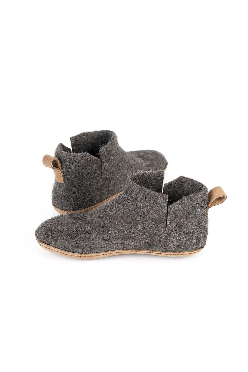 graue Filzstiefel mit einer Sohle aus Rindsleder, Kork und Wolle, Freisteller von der Seite
