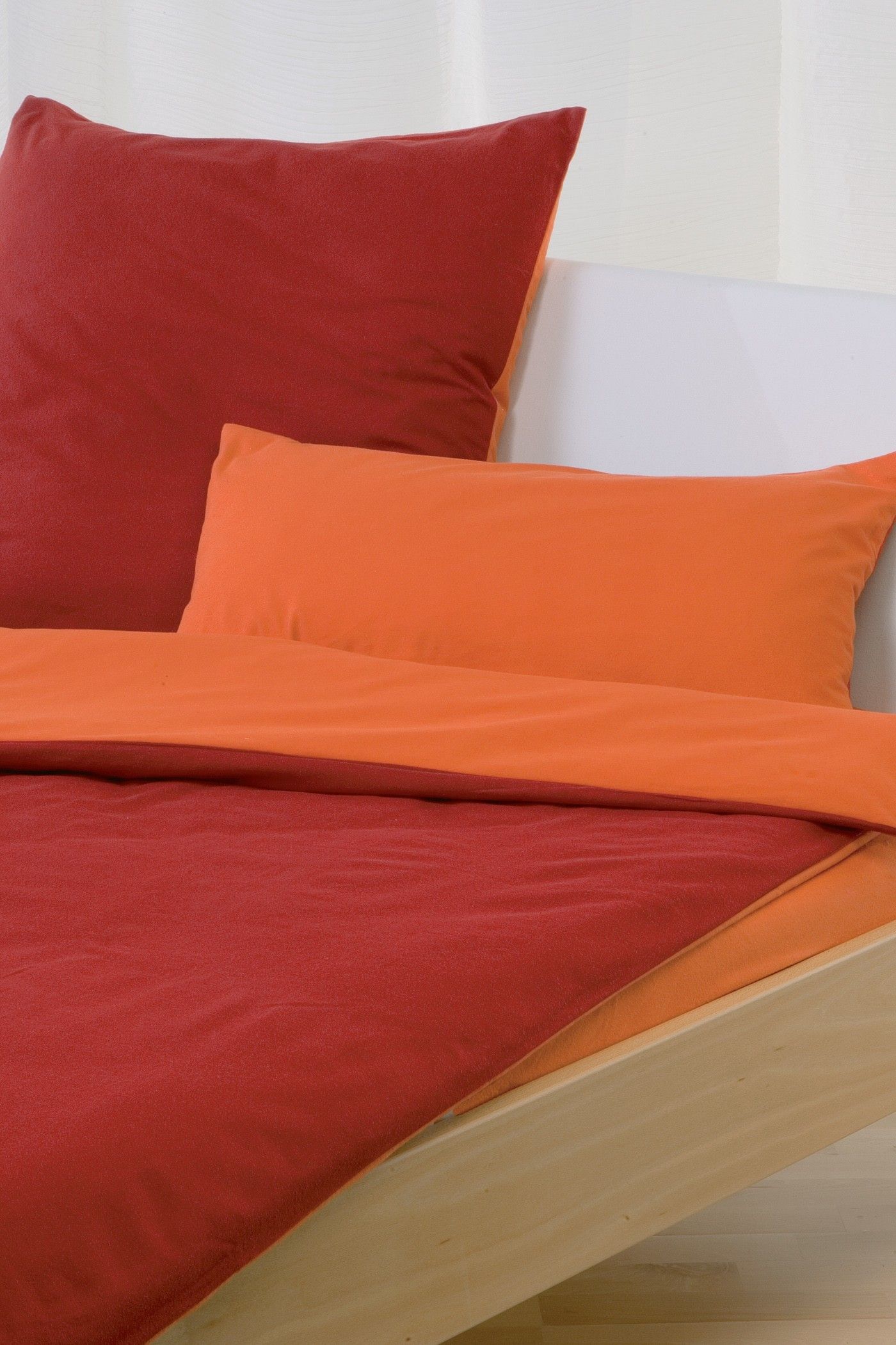 rot orange Biber Wendebettwäsche aus bio Baumwolle (kbA) in weißem Bett