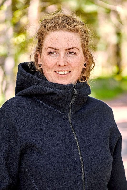 Frau trägt marineblauen Wollmantel mit Kapuze