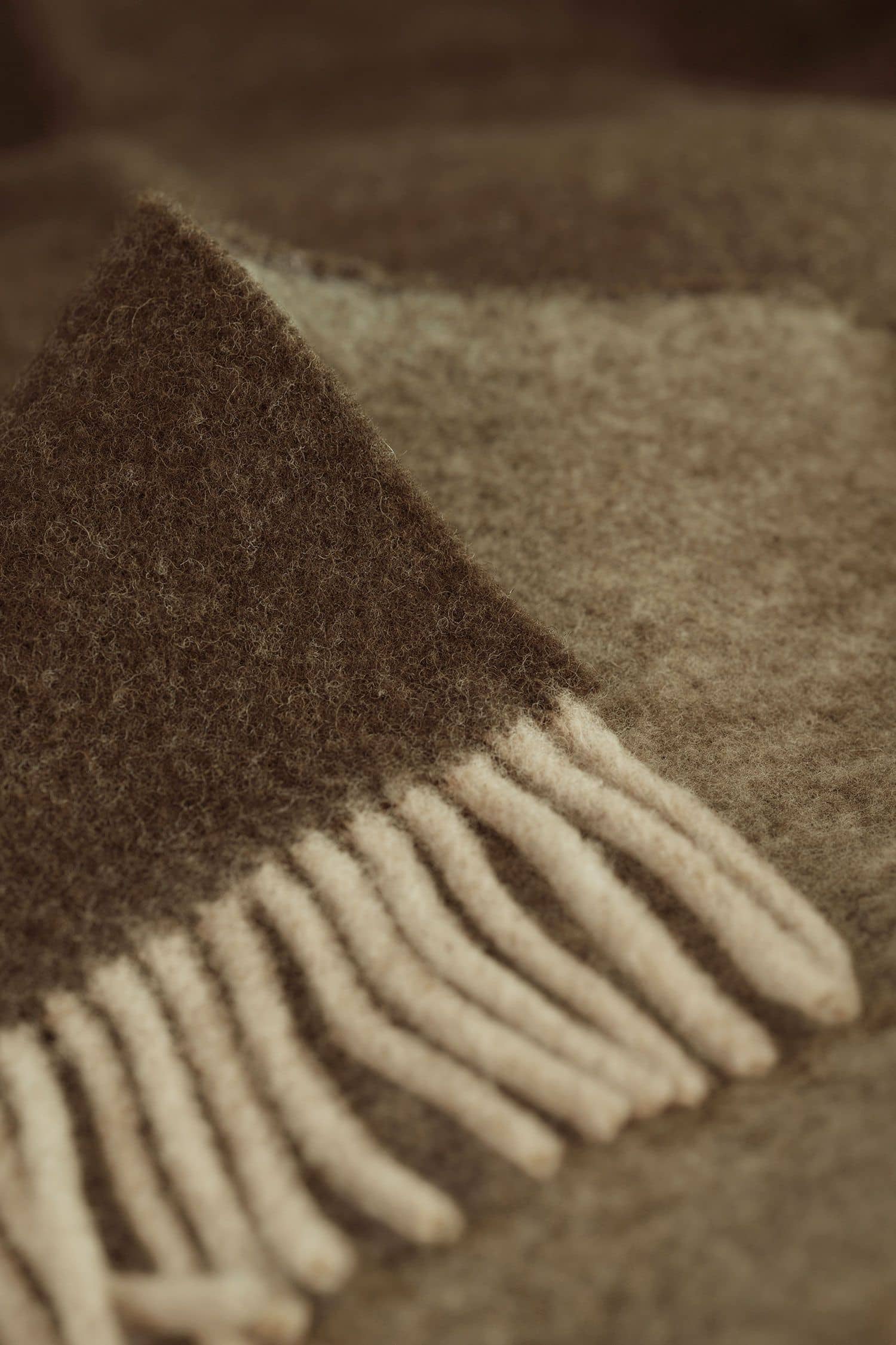 weiße Fransen des braunen Wollplaids aus bio Wolle (kbT)