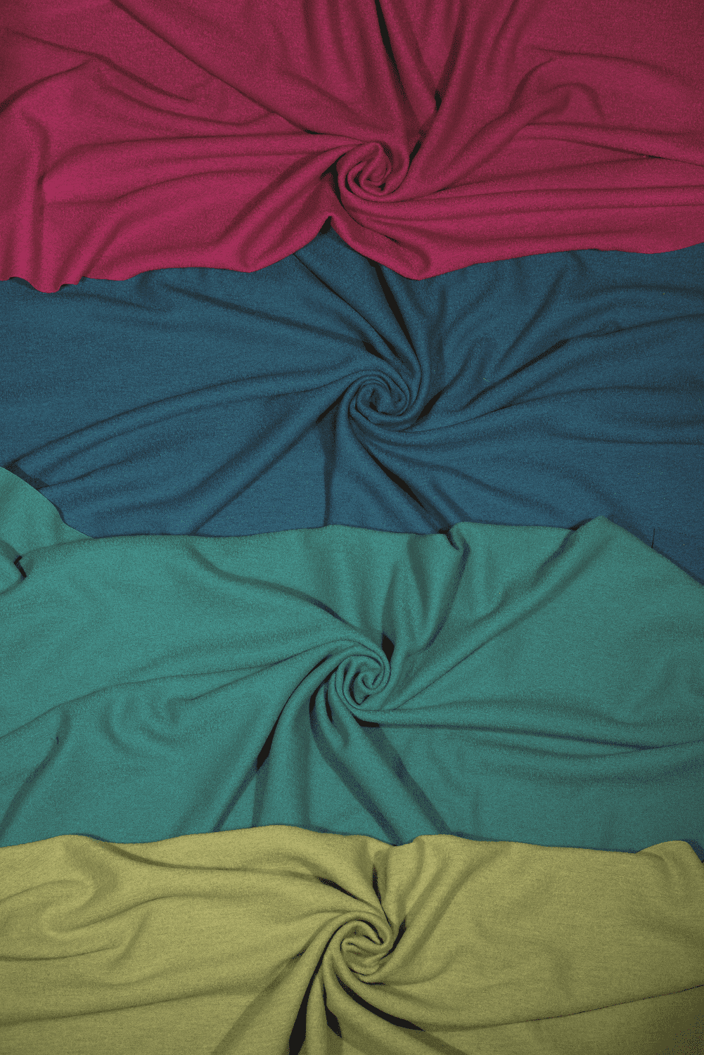 Strickwalk in verschiedenen Farben aus bio Wolle (kbT) übereinander gelegt