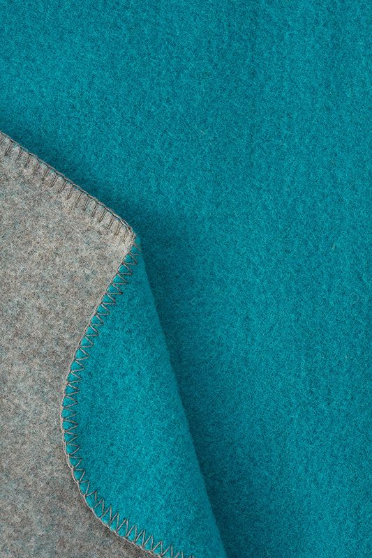 türkise/ graue Finkhof Doubleface Wolldecke aus bio Wolle (kbT) vom Merinolandschaf, Nahaufnahme
