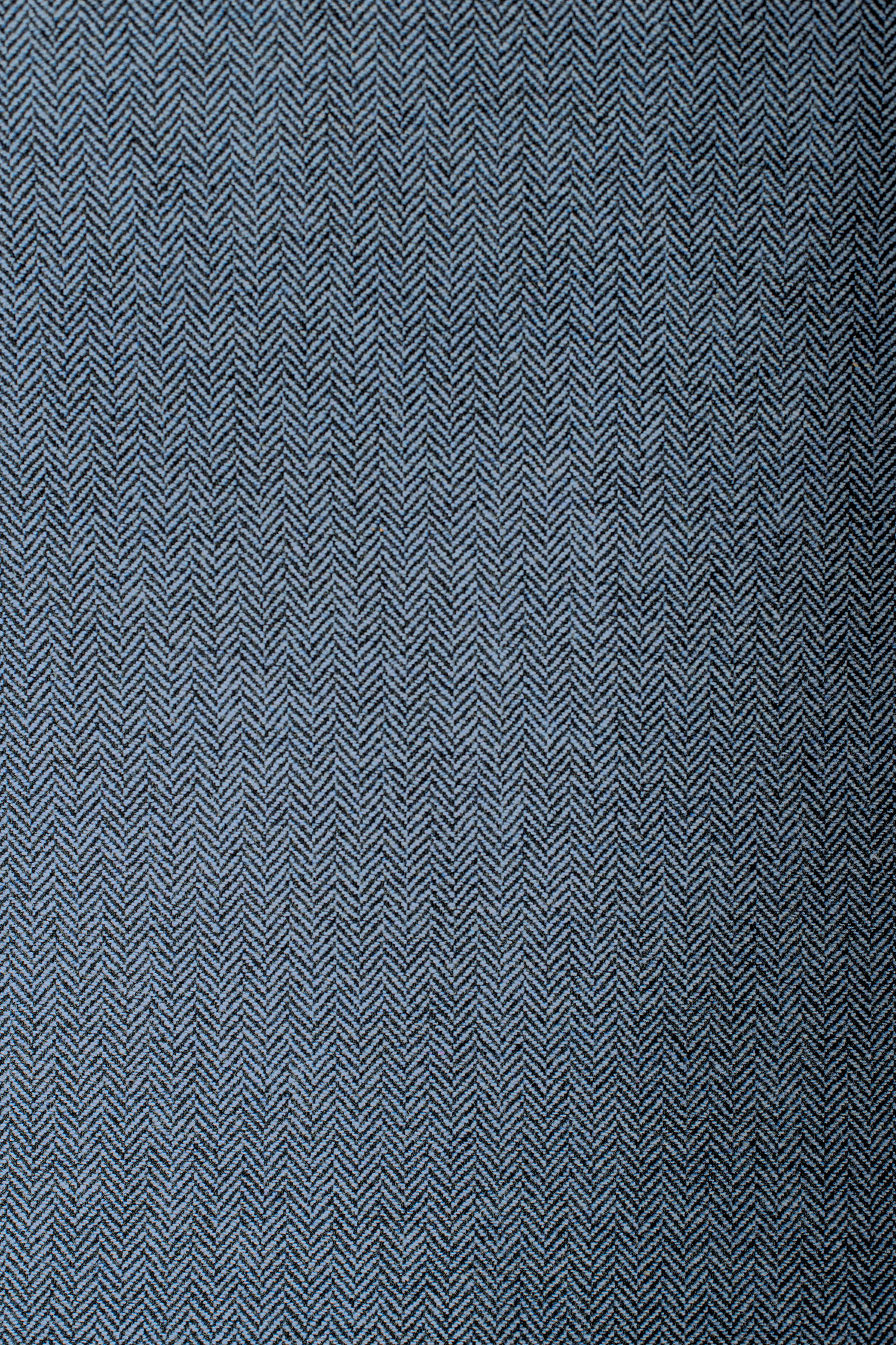 Nahaufhnahme der Stoffstruktur der Wollhose in jeansblau vom Finkhof aus bio Wolle (kbT)