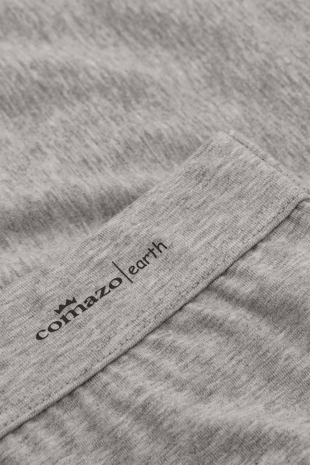 Detailaufnahme vom Druck des Firmennamens auf hellgraumelierter Unterhose aus bio Baumwolle (kbA) und Elasthan