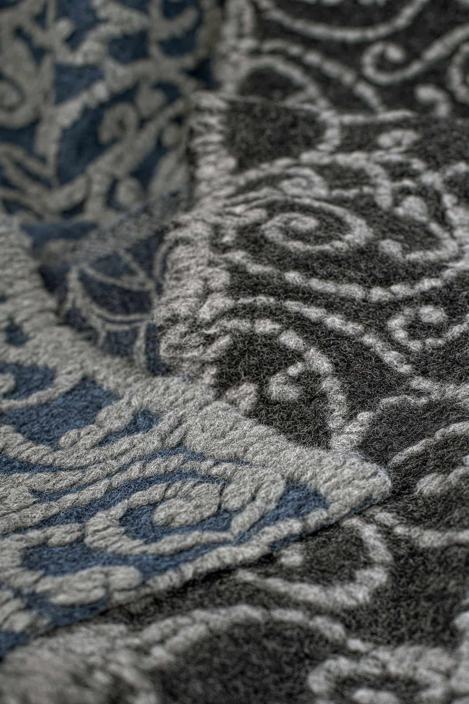 blauer und schwarzer Strickstoff mit Muster aus bio Wolle (kbT) und bio Baumwolle (kbA)