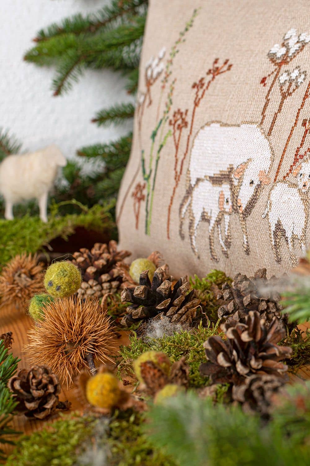 Beispielprojekt zum Buch ,,Winterfreuden" mit braunen Filzschafen in Körbchen mit Moos