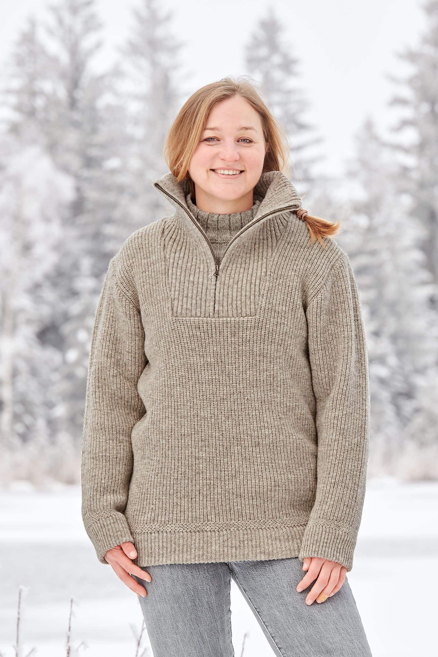 Frau trägt grauen Finkhof Troyer aus bio Wolle (kbT) vom Merinolandschaf in winterlicher Landschaft