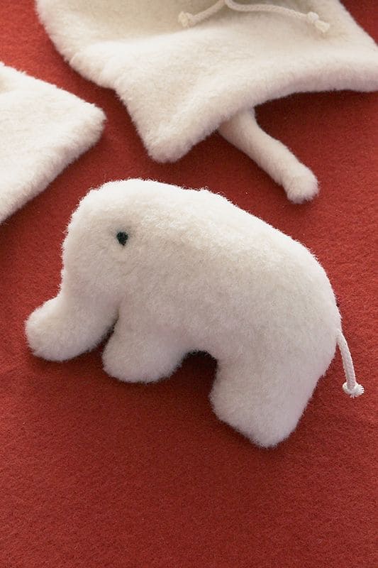 weißer Rasselelefant auf rotem Stoff