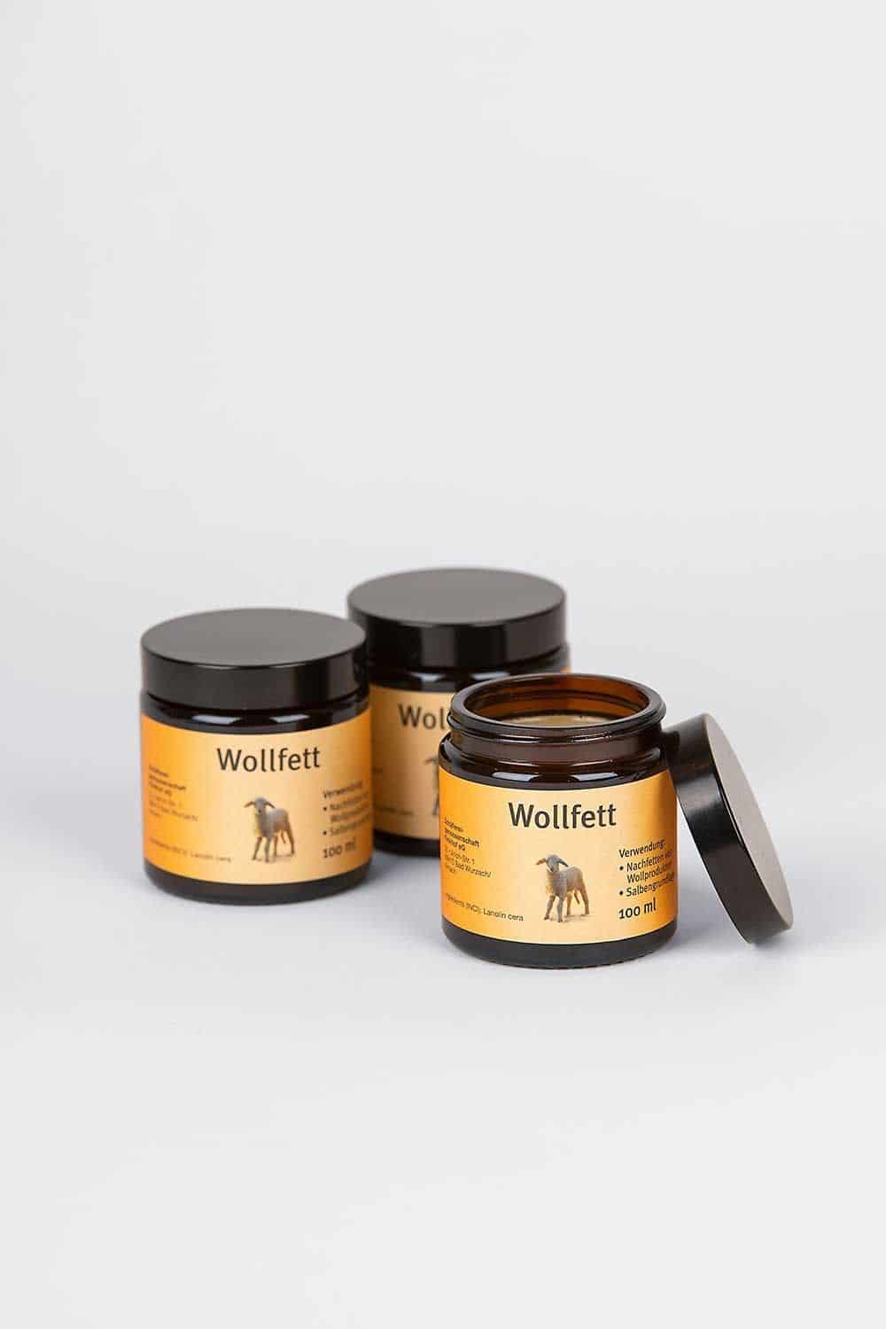 Reines Wollfett vom Finkhof in 100 ml – gereinigtes Lanolin als Naturkosmetik im Glastiegel, vor weißem Hintergrund
