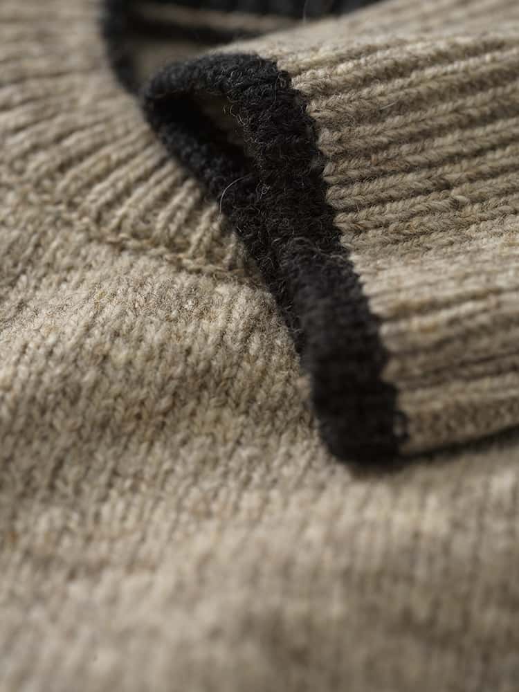 Nahaufnahme vom Bündchen des Ärmels des grauen Finkhof Troyers aus bio Wolle (kbT) vom Merinolandschaf