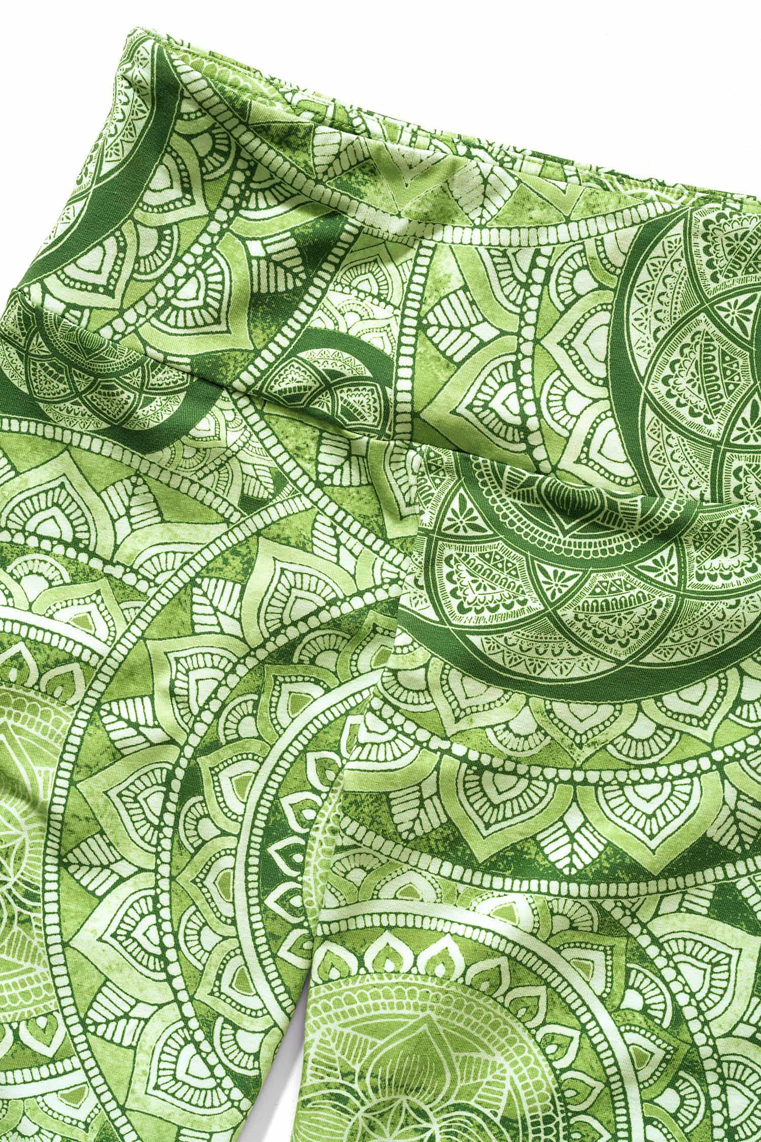 Detailaufnahme vom Bund der grün gemusterten Yoga Leggings aus bio Baumwolle (kbA) und Elasthan