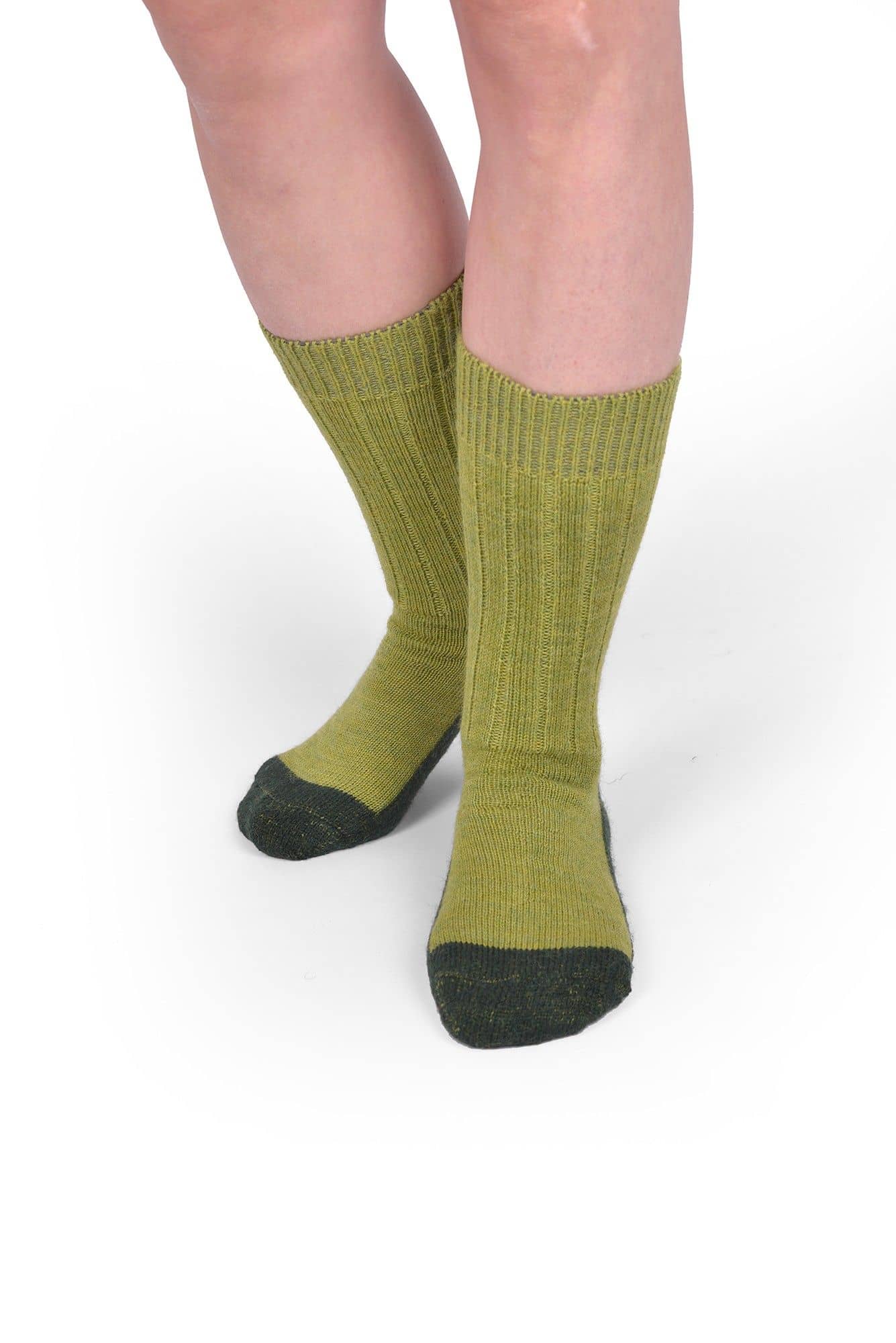 Trekking-Socken aus Bio-Schurwolle Person trägt grüne Trekking-Socken aus bio Wolle (kbT) und bio Baumwolle (kbA), von vorne