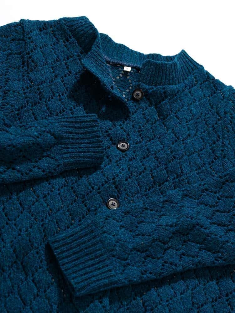 Nahaufnahme der Bündchen der blauen Damenstrickjacke mit Ajourmuster aus Bio-Wolle vom Finkhof