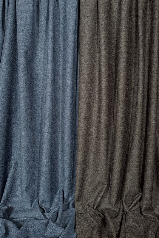 Fischgrat-Loden blaue und graue Bahn von Fischgratlodenstoff aus bio Wolle (kbT) vom Finkhof liegen nebeneinander