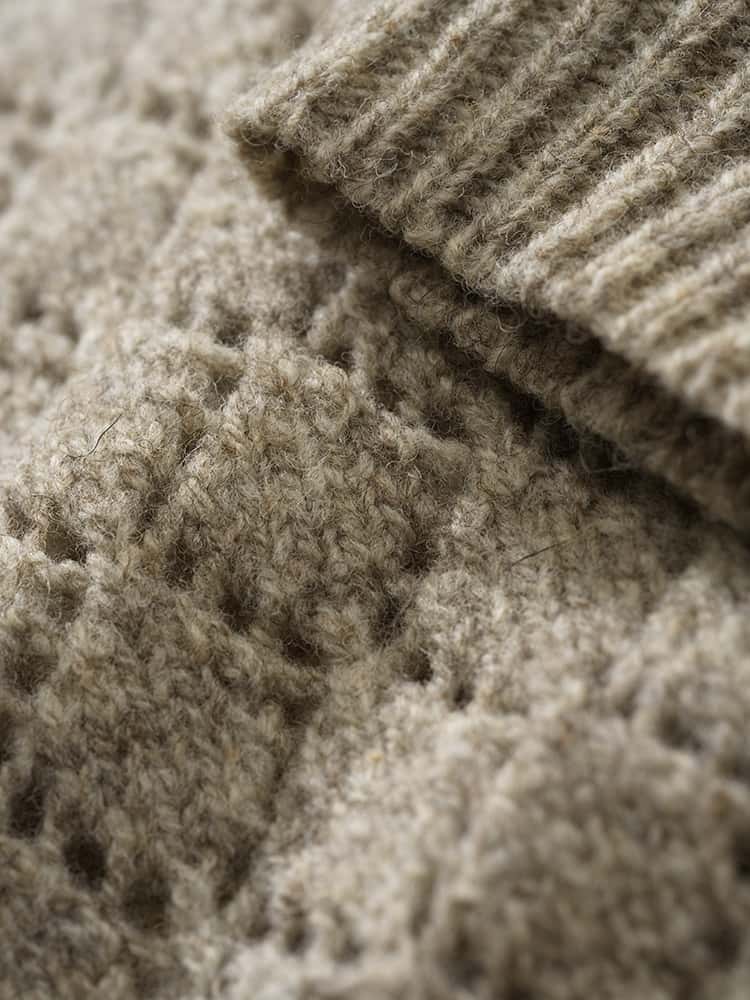 Nahaufnahme des grauen ungefärbten Strickpullover mit Ajourmuster aus Bio-Wolle vom Finkhof