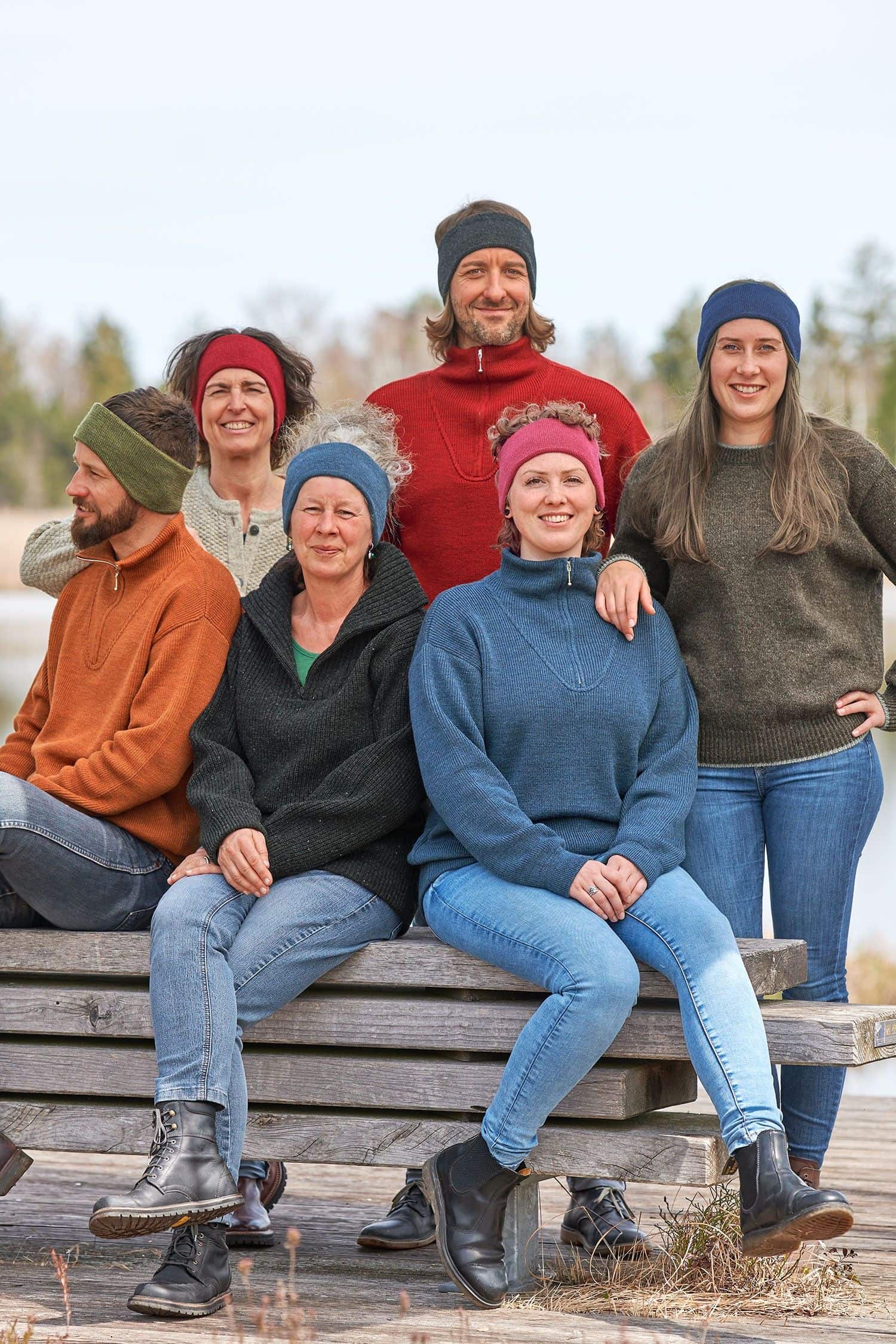 mehrere Personen mit Troyer tragen verschiedenfarbige Finkhof Stirnbänder