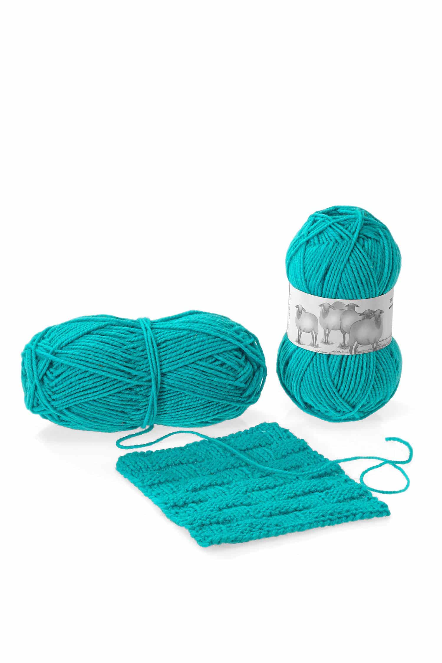 dicke Finkhof Merinwolle aus bio Wolle (kbT) in türkis als Knäul mit Strickstück
