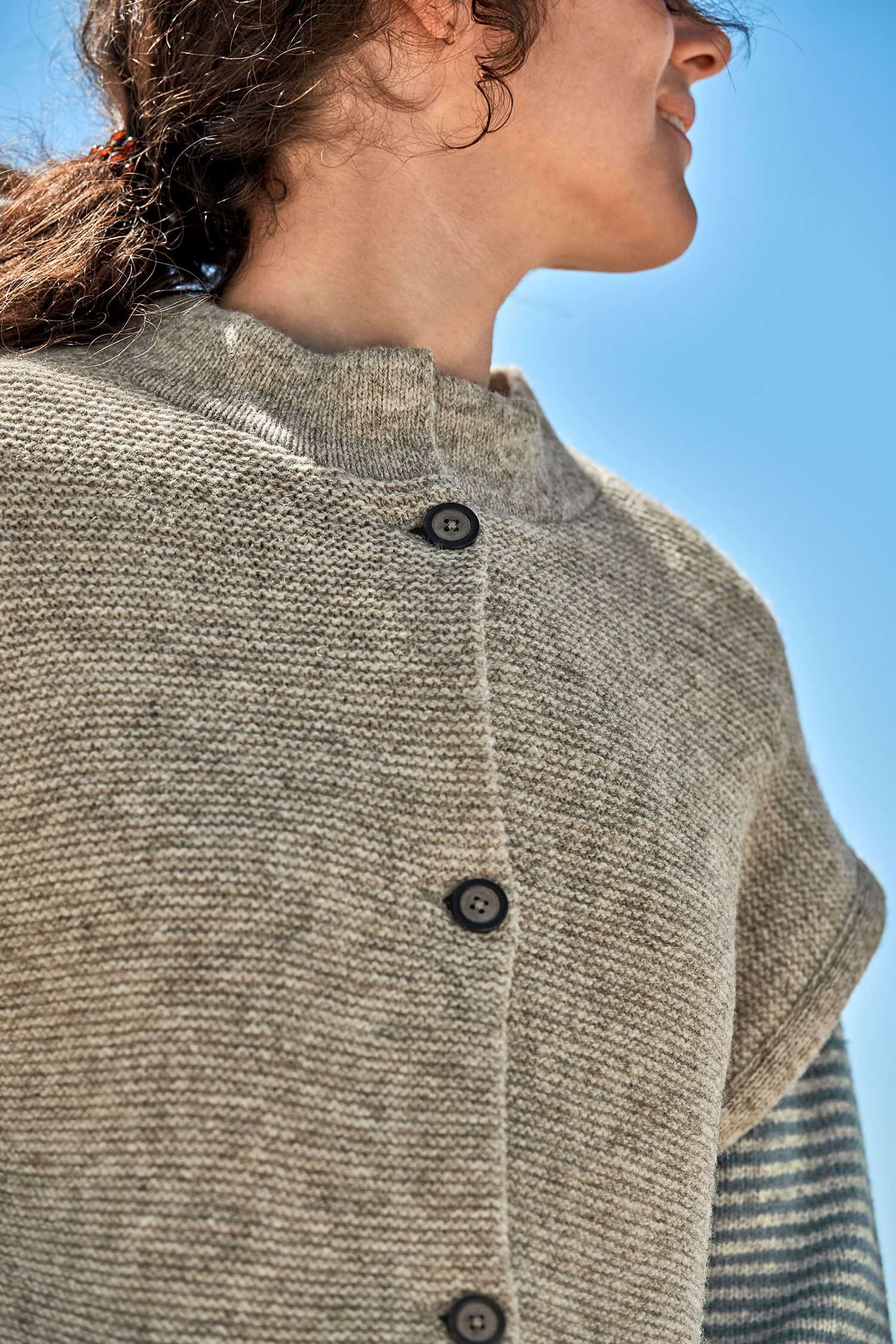 Detailansicht der Knöpfe der grauen langen Damenstrickweste vom Finkhof aus bio Merinowolle (kbT)