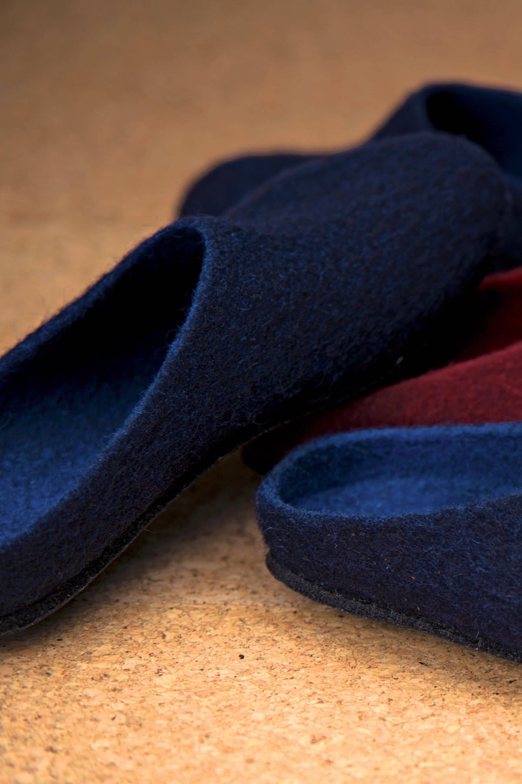 dunkeblaue und dunkelrote Filzhausschuhe