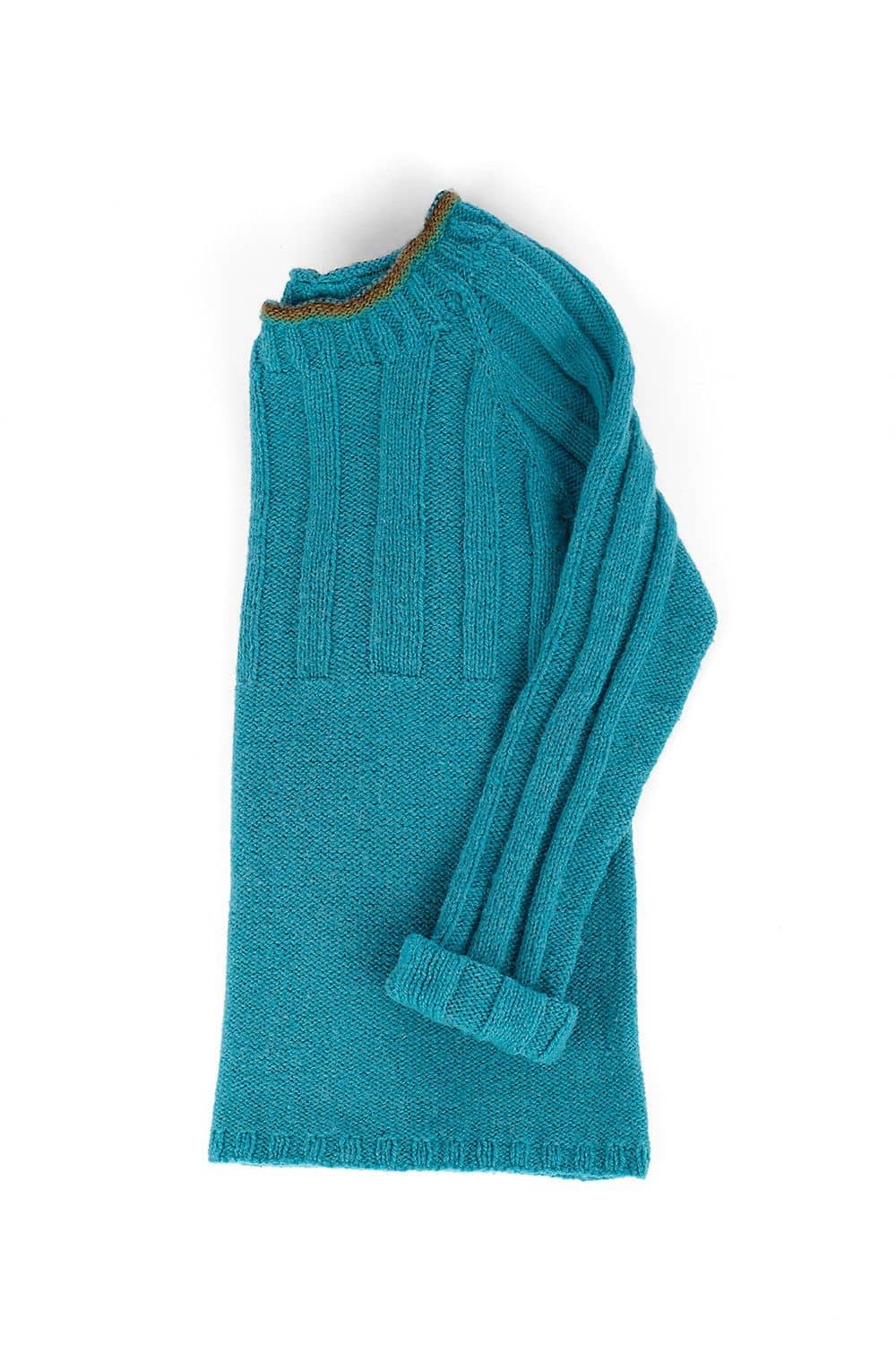 halb zusammengelegter Strickpulli aus dünner petrolblauer Finkhof Merinowolle aus bio Wolle (kbT), Freisteller