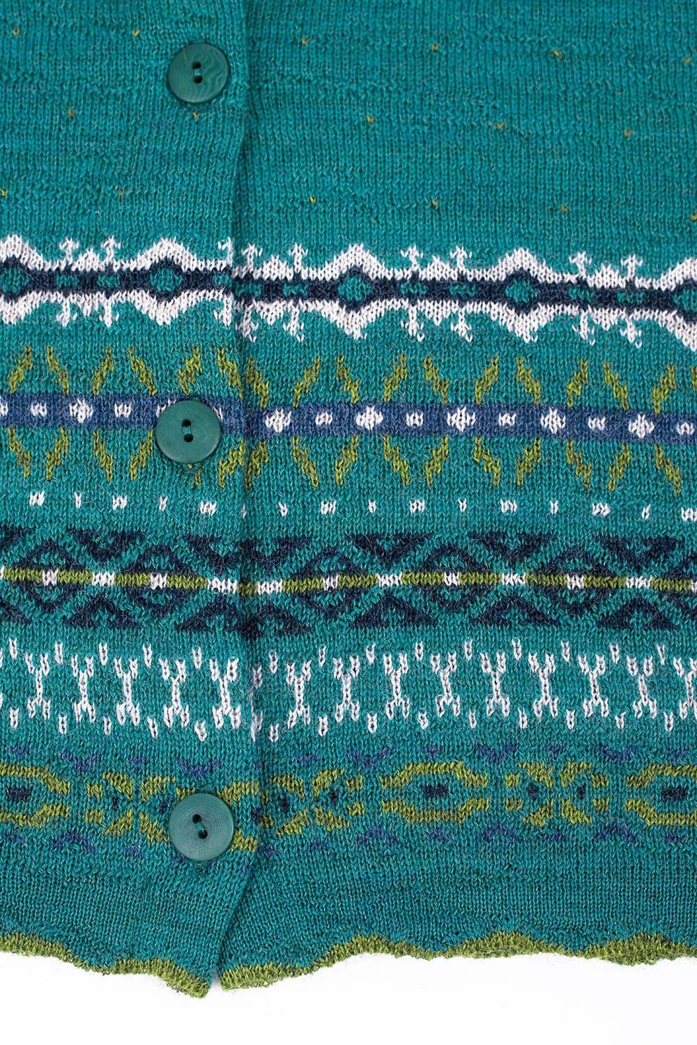 Detailaufnahme von den Knöpfen der türkisen nordic Strickjacke aus bio Wolle