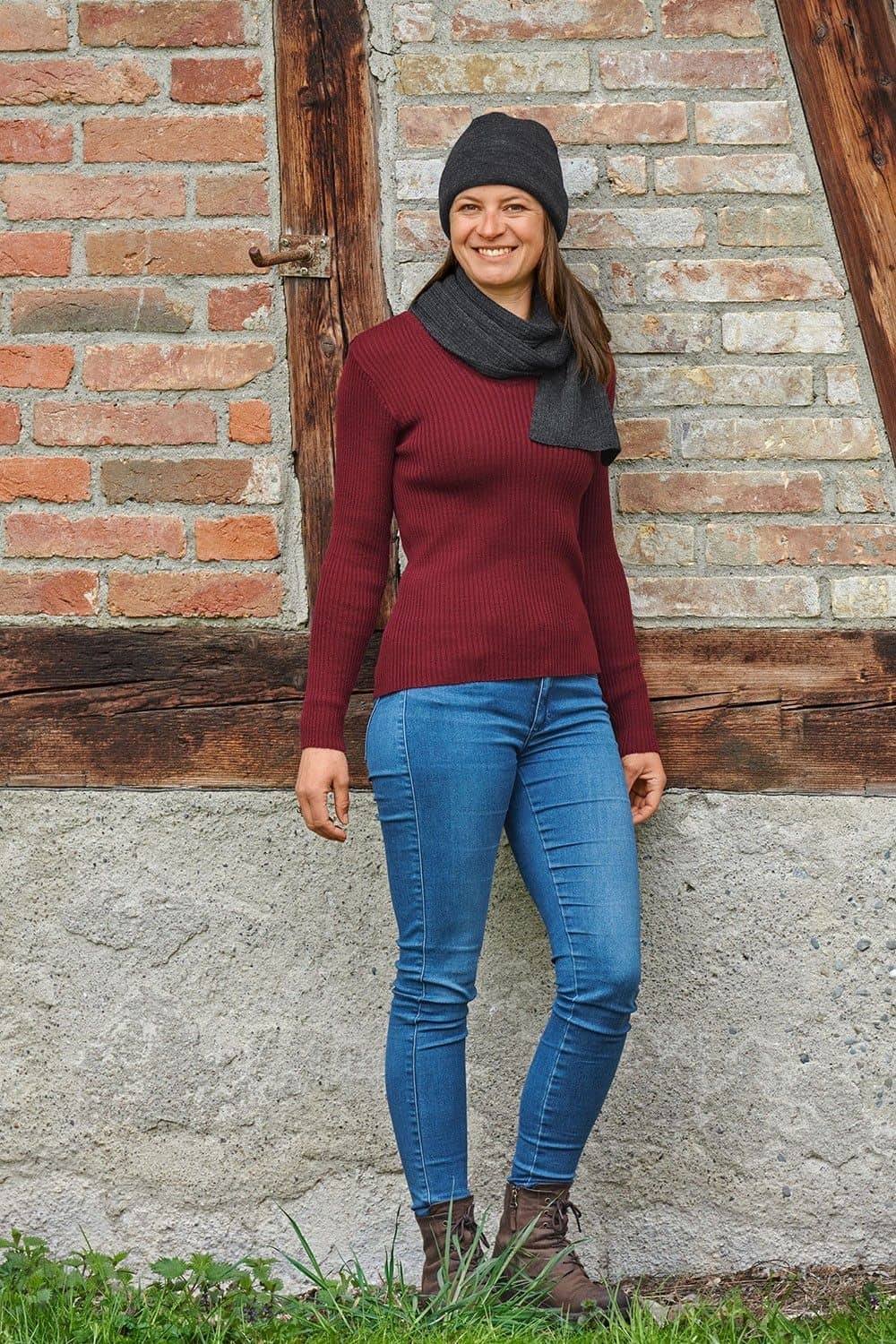 Frau trägt Shirt, grauen Schal und leichte anthrazitfarbene Mütze vom Finkhof aus bio Wolle (kbT) und bio Baumwolle (kbA)