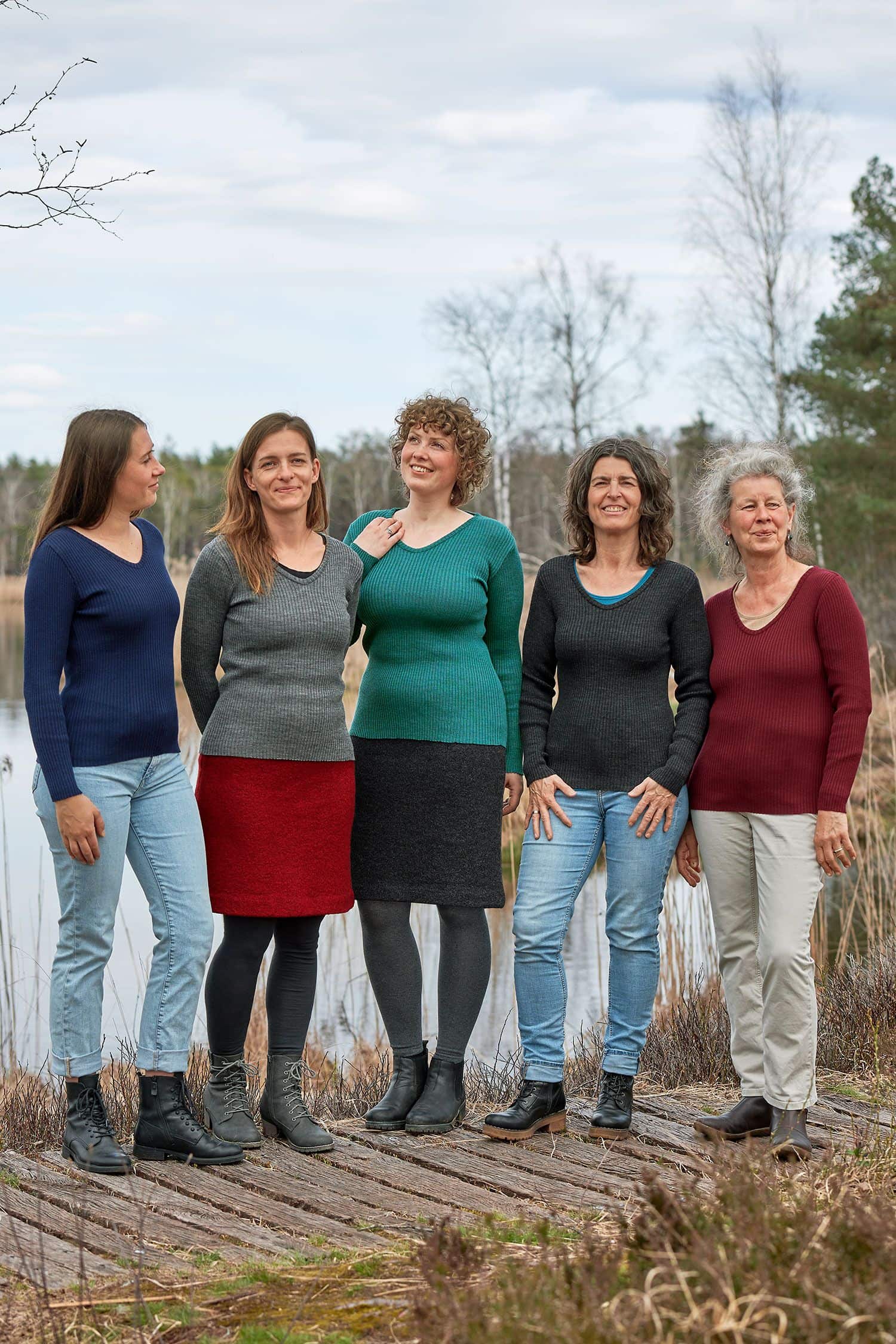V-Shirt Rippe Frauen stehen vor Teich und tragen unifarbene Shirts mit V Ausschnitt und Rippstoff aus bio Wolle (kbT) vom Finkhof