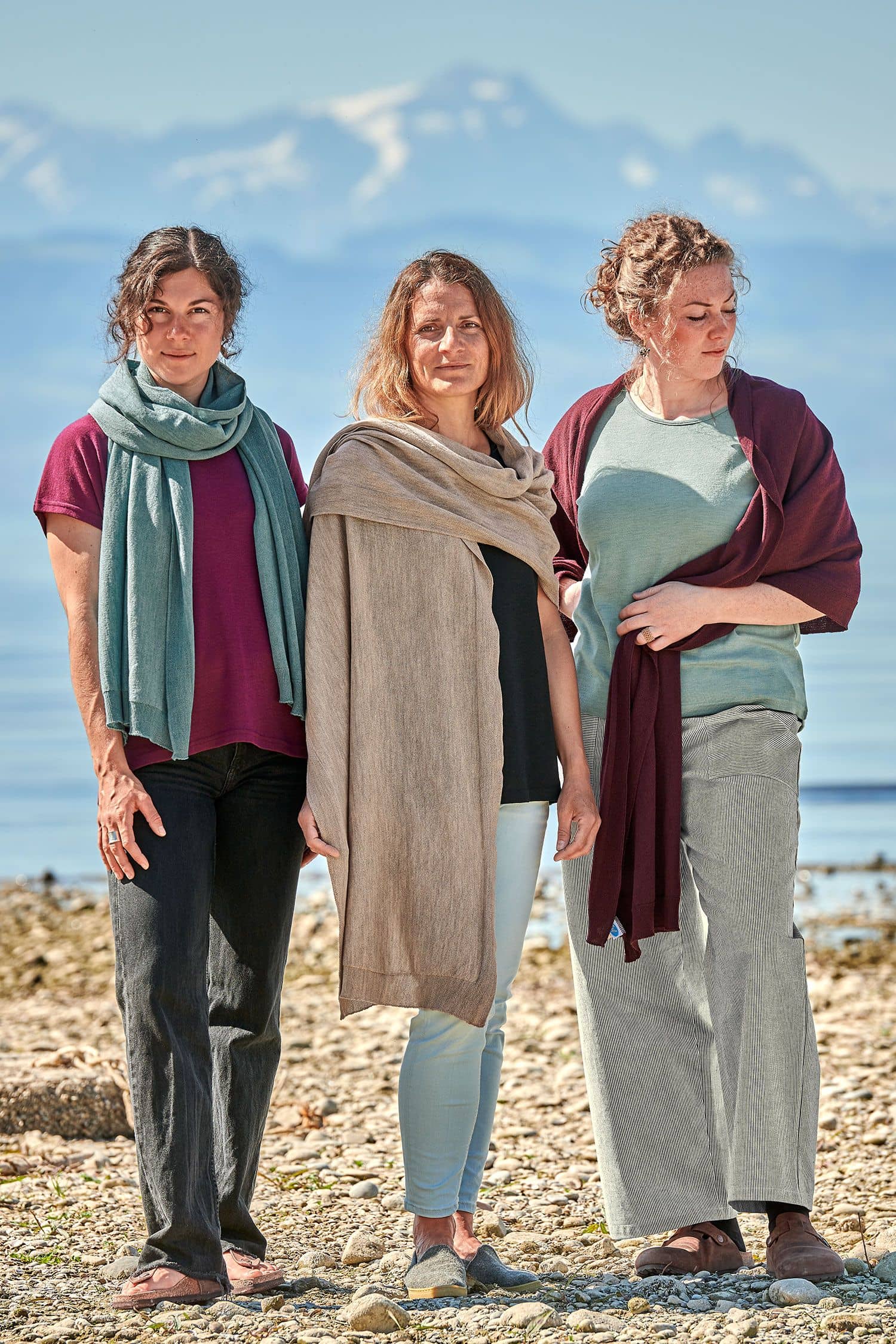 Feiner Merinoschal Frauen tragen einfarbige Shirts und feine Merinoschals aus bio Wolle (kbT9 VOM fINKHOF