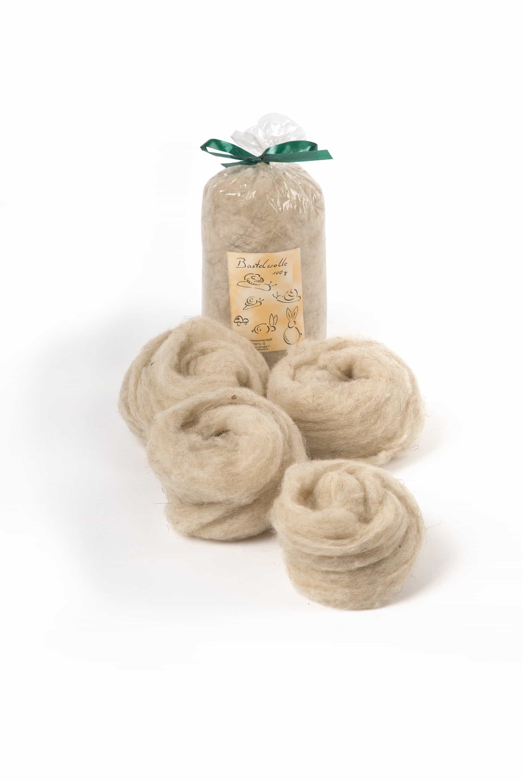 100g Beutel mit Finkhof Bastelwolle in beige aus bio Wolle (kbT) mit losen Kugeln, Freisteller