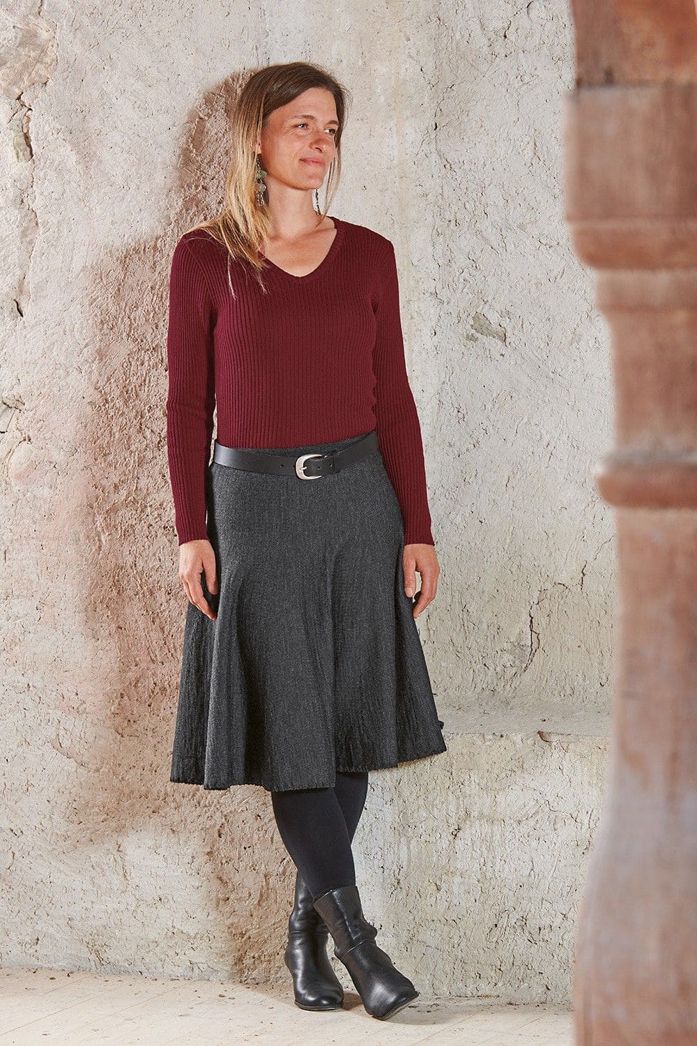 Frau mit grauem Rock, Finkhof Shirt mit Rippstoff und V Ausschnitt aus bio Wolle (kbT)