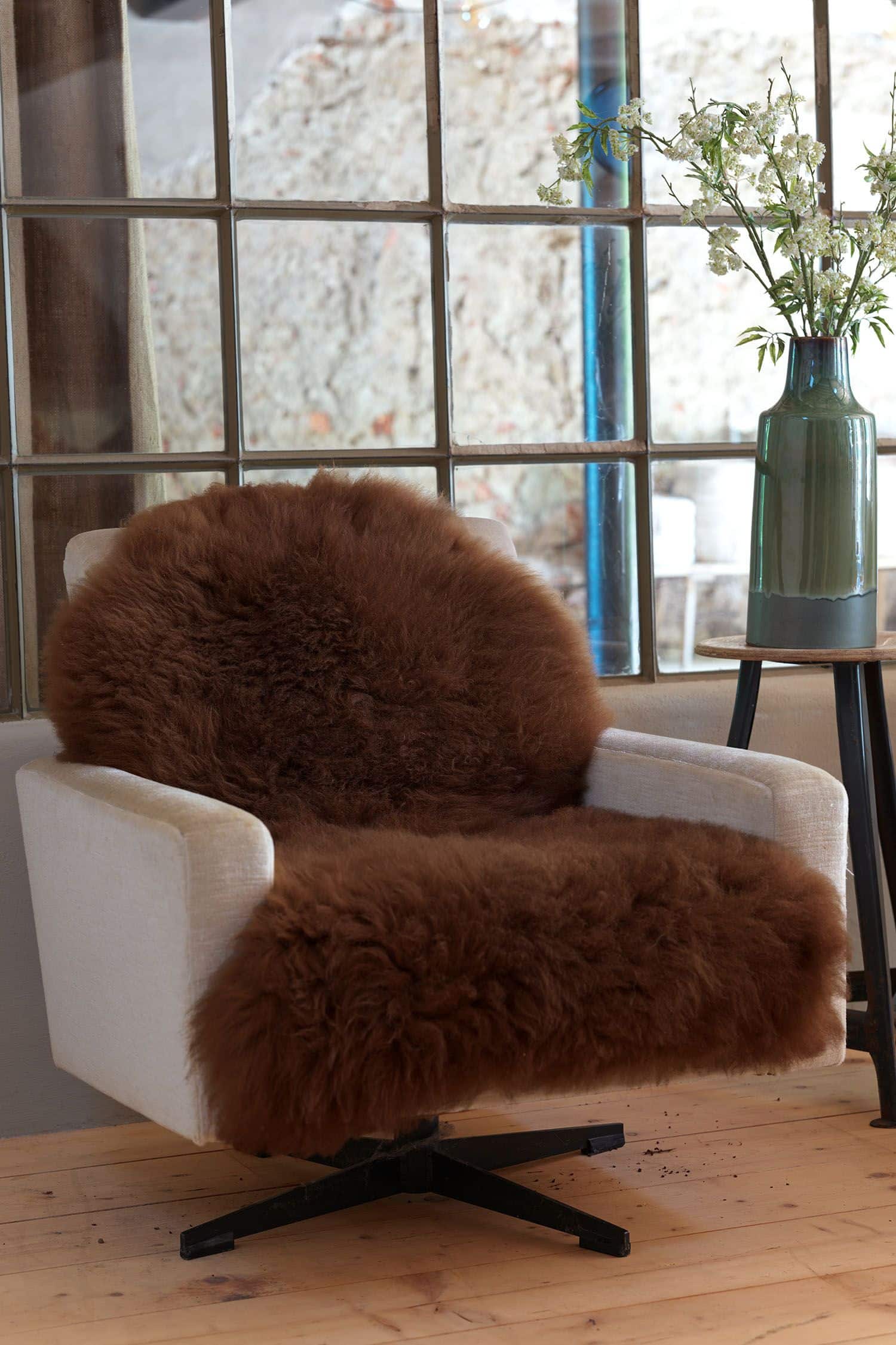 braunes Schaffell vom Finkhof auf Sessel im Wohnzimmer