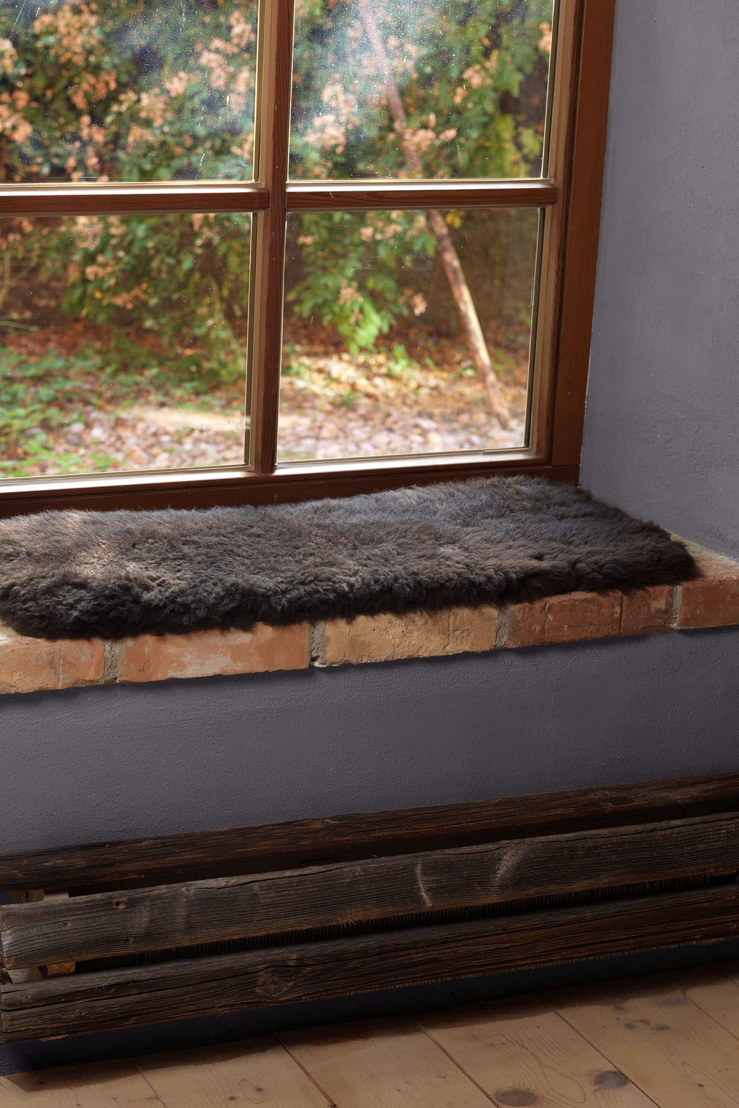 Bankauflage aus Fell pflanzlich gegerbt, braun 35 x 90 cm braune pflanzlich gegerbte Fellbankauflage vom Finkhof liegt auf gemauerter Fensterbank